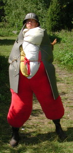 Eric utklädd till påpälsad militärpolis